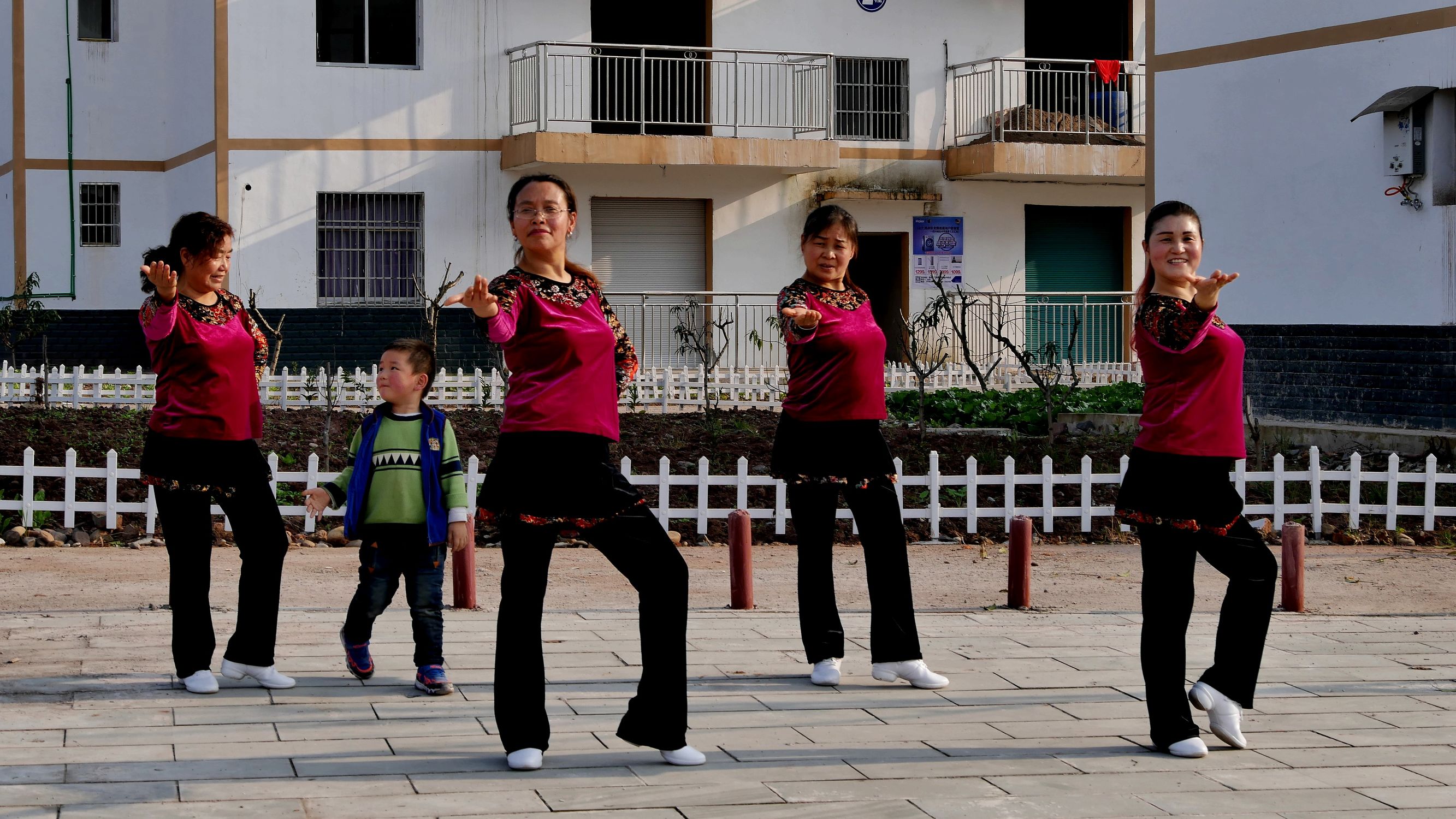 英子教你快速学会广场舞，先从广场舞的基本知识和方法开始吧