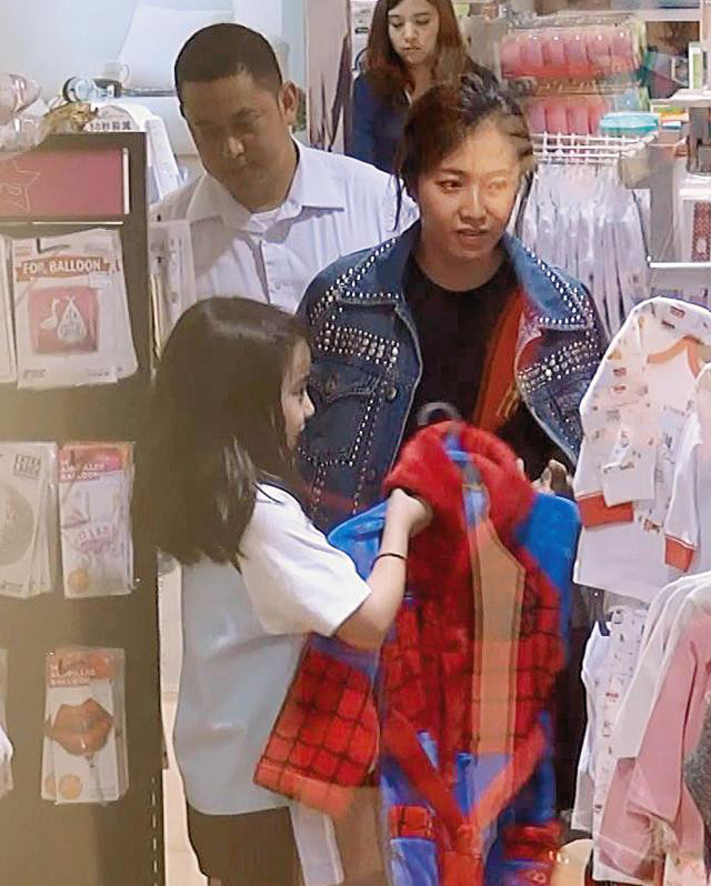 香港女首富甘比晒素颜,甘比香港女首富生女儿