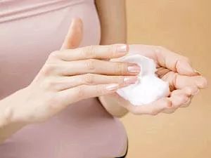 宝宝手起疹子皲裂,宝宝手长倒刺肿了怎么办