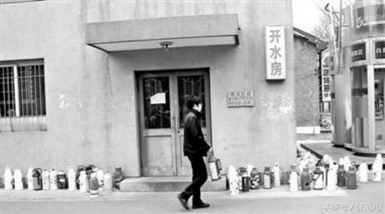 自来水放置3天后还能烧开喝吗,自来水烧开了有白色物质能喝吗