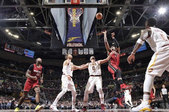 詹姆斯落后27分大逆转骑士,19分钟轰下33分