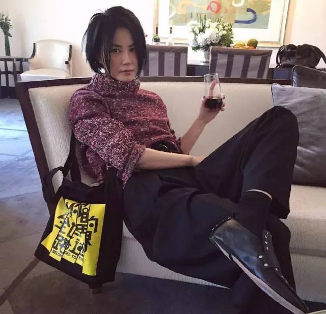 周冬雨同款白色袜子,周冬雨穿袜子教程