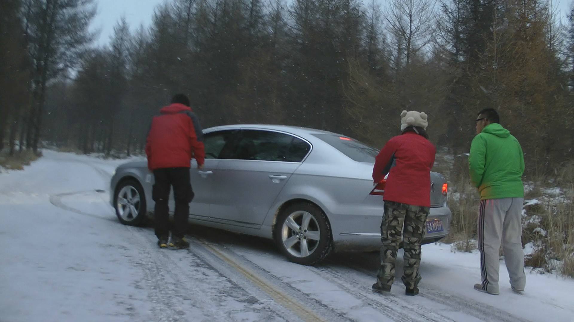 汽车在雪地里打滑,冬天车打滑上不去坡怎么办
