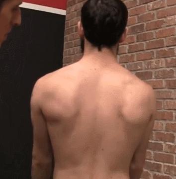 肩胛骨突出怎么矫正健身,肩胛骨突出做什么动作改善