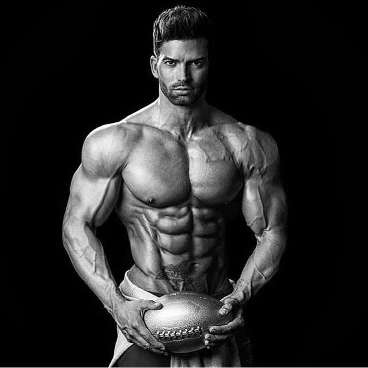 只要一个哑铃就可以练二头和三头,只有一副哑铃练背的六个动作