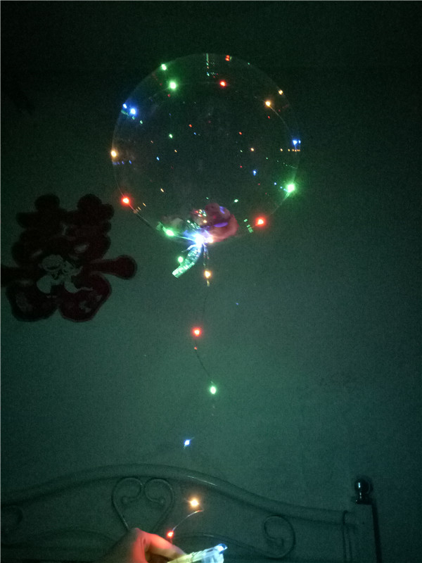 “网红气球”半月火遍石家庄街头，探访：有商家氦气换氢气易爆炸