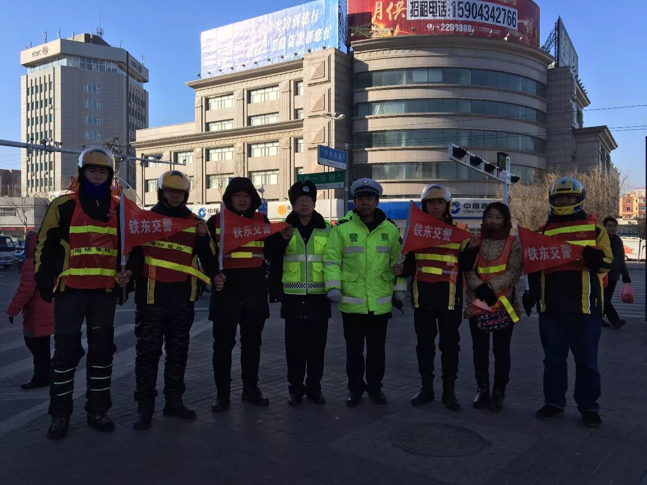 交警大队开展交通文明畅通行动,交警开展文明交通进农村宣教活动