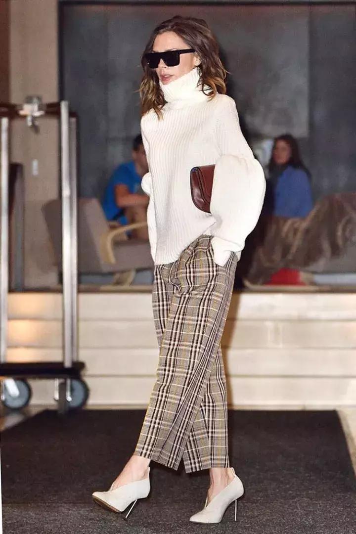 冬天纯色毛衣的高级穿搭,秋冬人手一件的毛衣怎么穿更好看