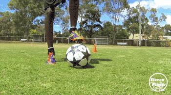 足球多人参与的运球控球训练,足球训练10个基本动作