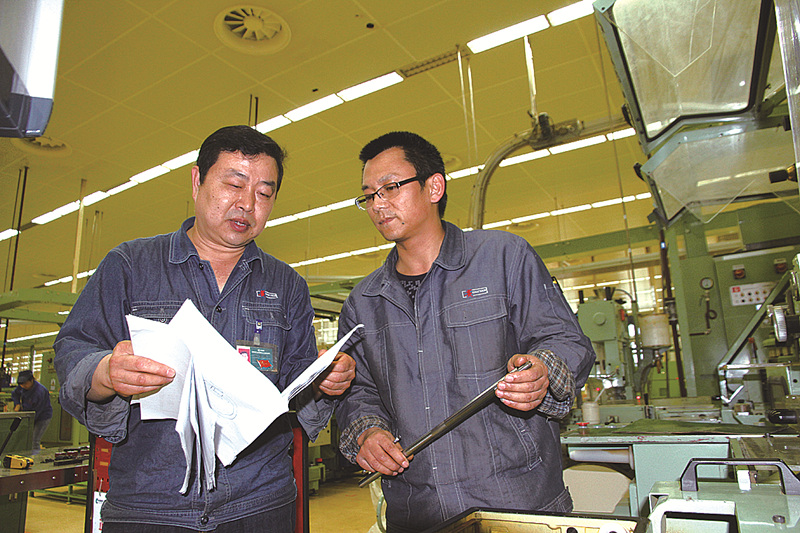 是学雷锋标兵也是工作狂贵阳卷烟厂里有个“贺老外”