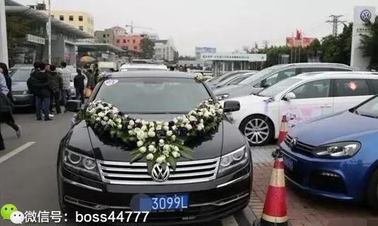 低调大亨派出百台大众辉腾接新娘，女方哭着怎么是迈腾？
