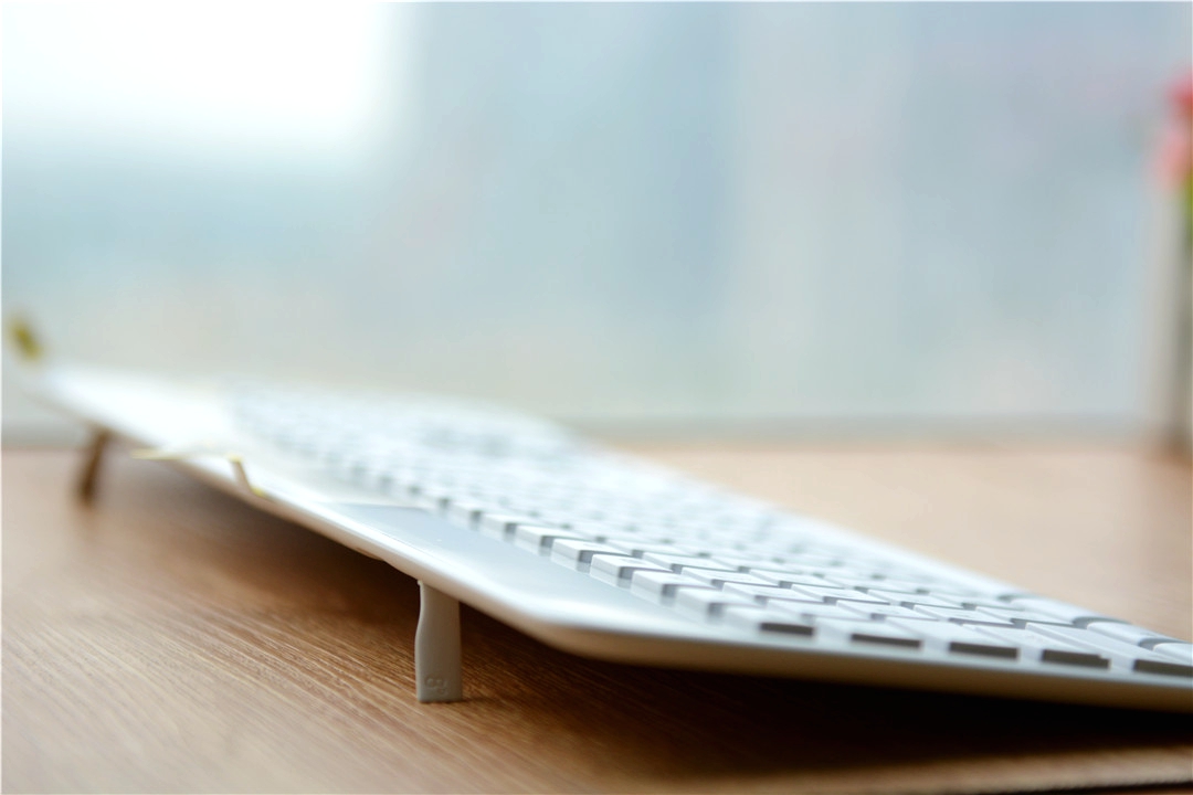 罗技k750无线太阳能键盘,罗技k270无线键盘测评