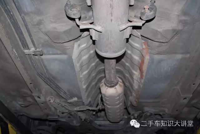 这台二手车换过悬挂、刮过底盘,但把车吊起来后,评估师惊呆了!