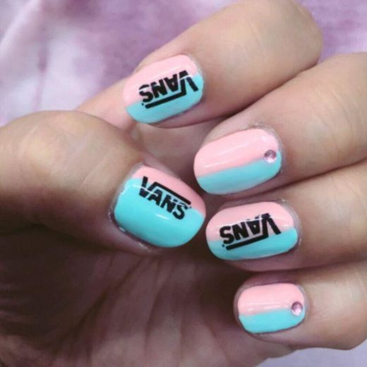 当女人味十足的指彩遇上了男孩风十足的运动品牌会怎么样？