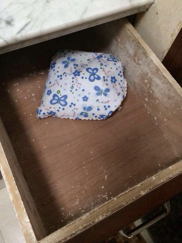 好恶心！抽屉发霉难闻，领导家里的保姆竟做了这样的事情！