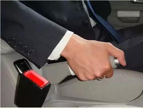 开车突然有烧焦的味道,下雨天开车有烧焦的味道