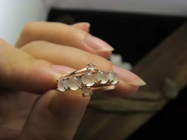 影视界貌不出众的“肥姐”！千万翡翠从不离身！