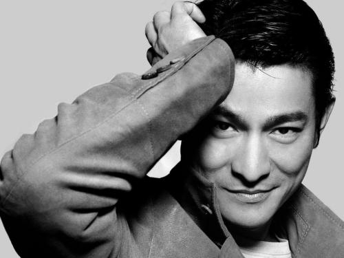 易烊千玺腮帮子变宽了,易烊千玺下嘴唇凸起