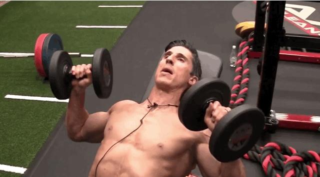 如何有效锻炼胸肌,大重量的训练才能练就饱满的胸肌