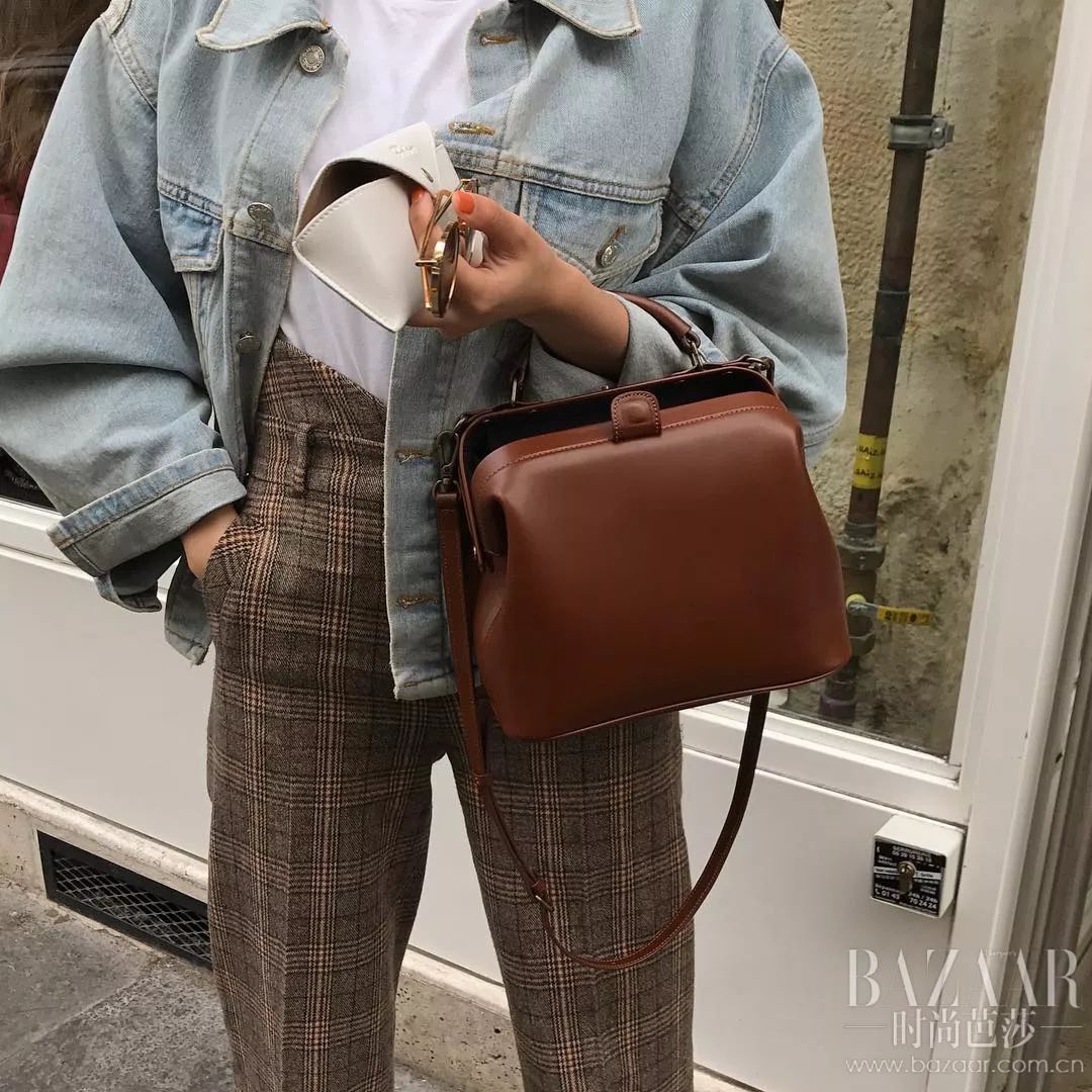 曾经大人们装零钱的小拎包、买菜的渔网兜，如今我们都快买不起了