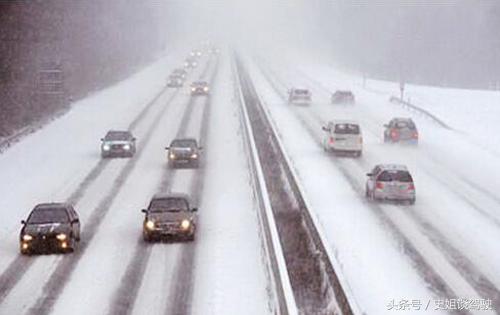 警察拽住悬空汽车,交警化身超人救被困市民