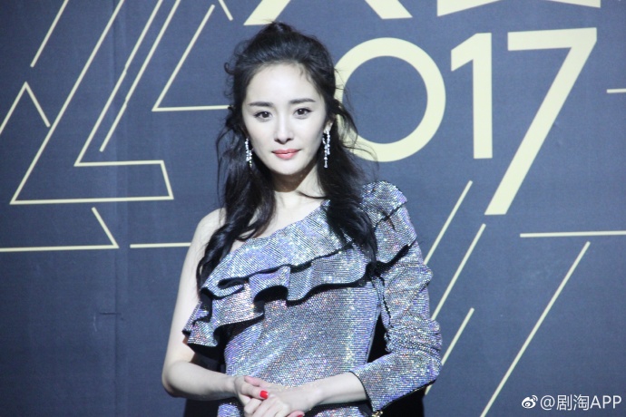 杨幂穿亮片花裙走红毯,杨幂星光大赏金色裙子