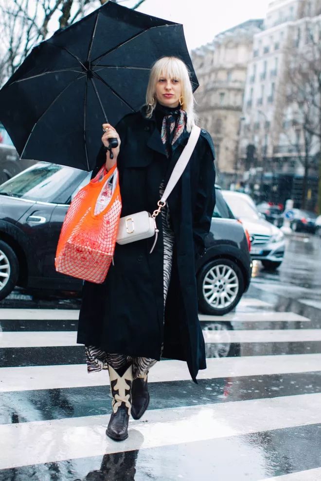 曾经大人们装零钱的小拎包、买菜的渔网兜，如今我们都快买不起了