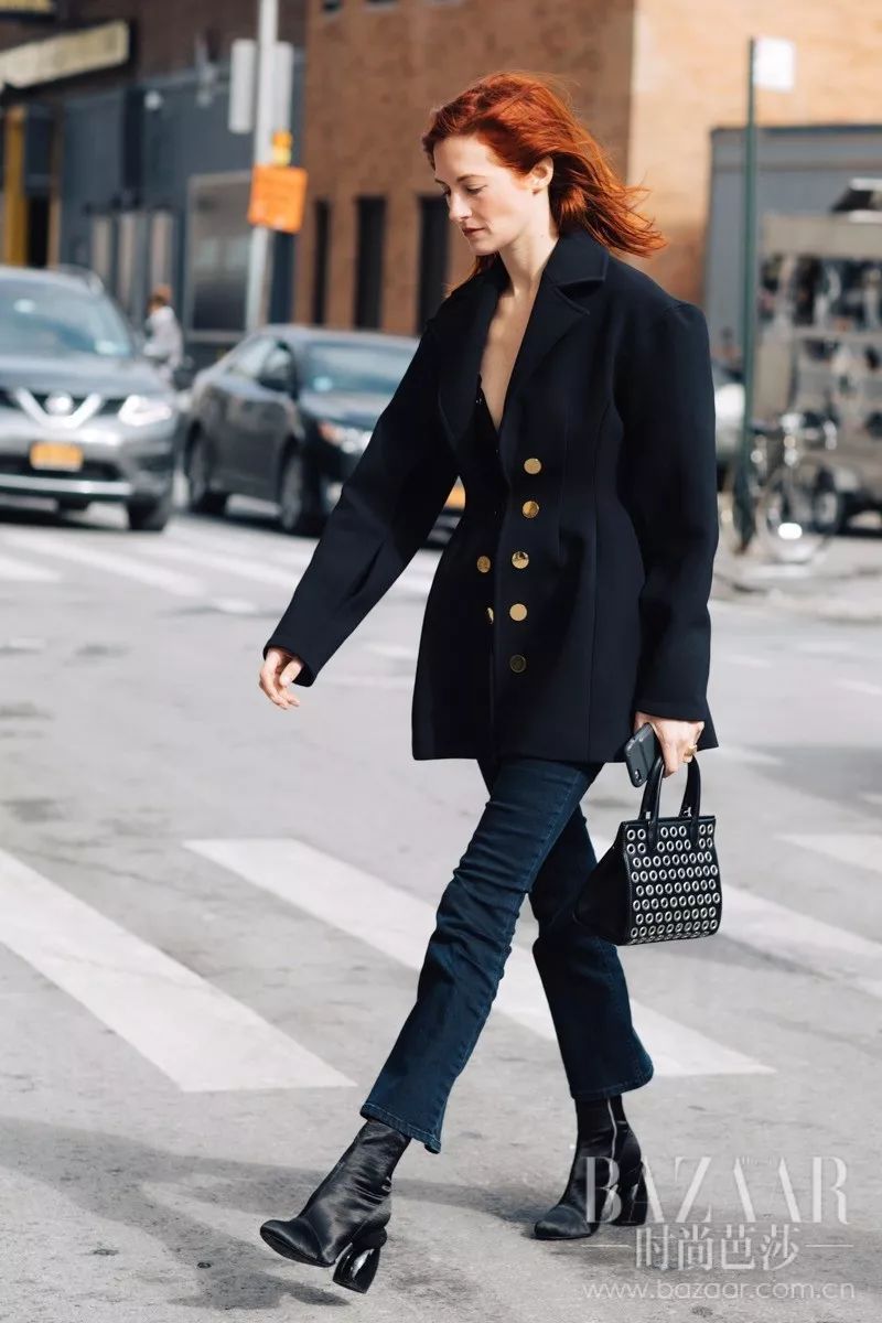 曾经大人们装零钱的小拎包、买菜的渔网兜，如今我们都快买不起了