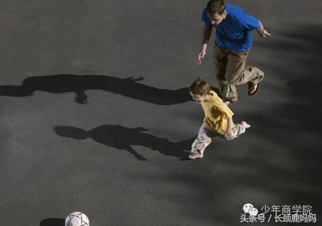 看全球各地果敢爸妈不同寻常的教养笔记，“敢让孩子做自己”！