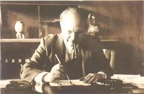 耗时40年，花费300万购置千件中华*物文**，这个美国人偏要捐给中国