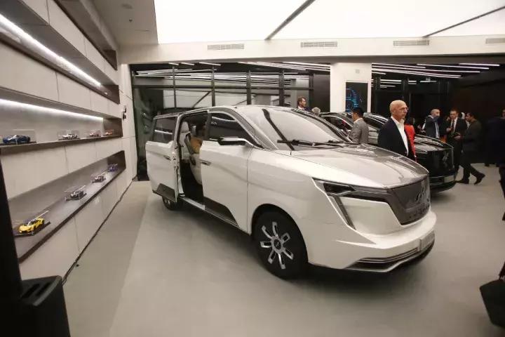 在迪拜繁华的CityWalk街区展厅，我看到了一辆中国品牌的电动车