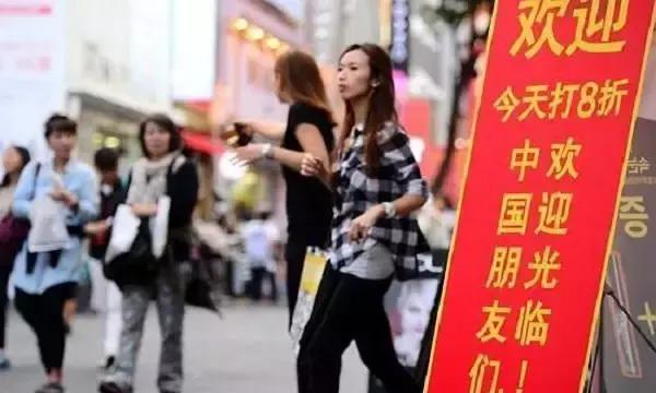 实拍中国人去日本“血拼”画面