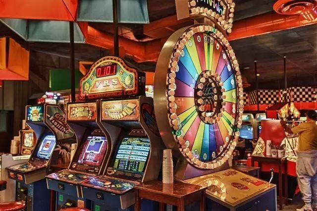 餐厅+酒吧+游戏厅+赛事直播：这家混搭餐厅“疯赚”背后的逻辑