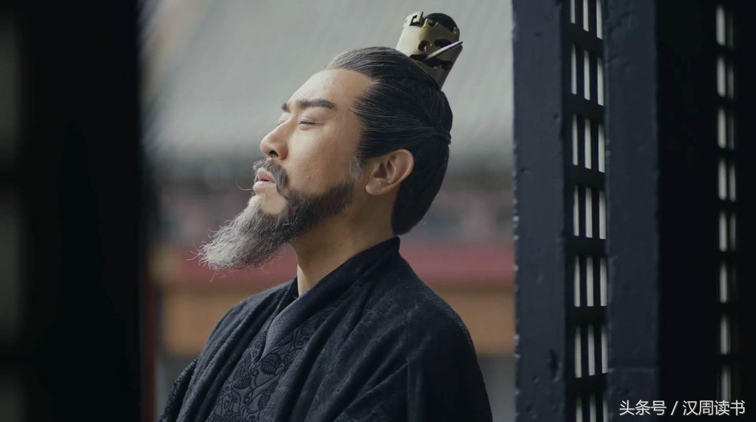 少年曹操跳出来突然指着卡在荆棘丛的袁绍大喊淫贼在此