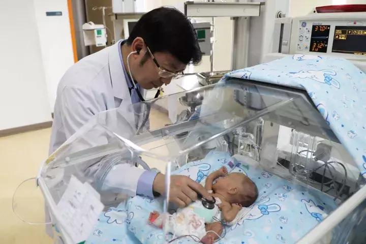 生命奇迹丨1100g，30周早产儿，心脏手术怎么做？