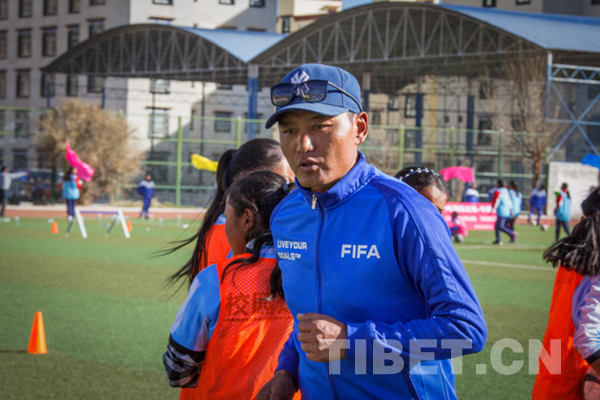 你见过在海拔3652米的拉萨踢足球的女孩吗？