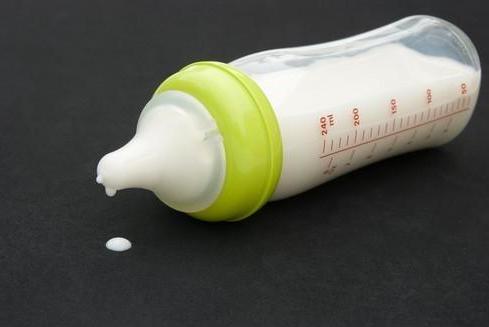 奶粉有结块还能给宝宝喝么,奶粉结块还能不能给孩子喝