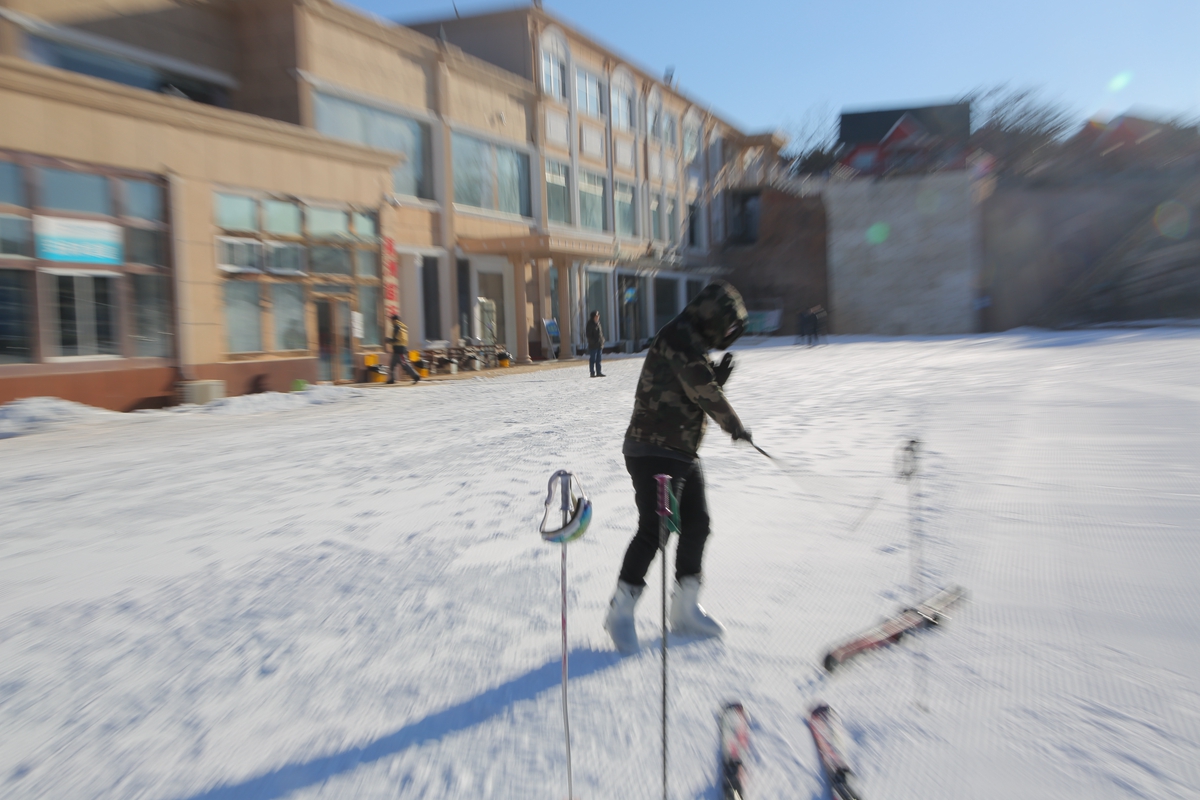 盘点雪天路滑摔倒爆笑场面,自驾游雪地上遇到突发事件