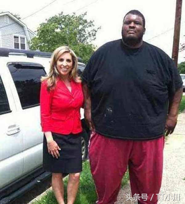 同样是黑大胖,冯提莫的待遇明显差太多,黑人宠爱美娇妻令人羡慕