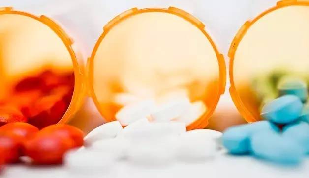 身上奇痒无比而且一大片很红,身上奇痒无比