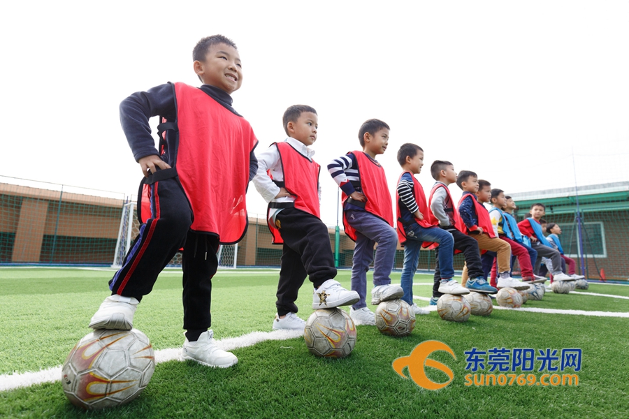 世界花式足球日快乐,世界足球日主题活动