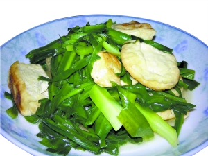 这种韭菜好个性从小长在石缝中