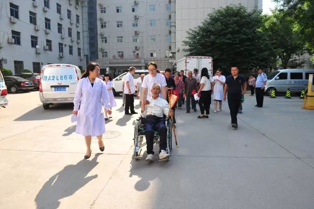 奔跑这一年｜看病难？国际港务区开出“健康陆港大药方”