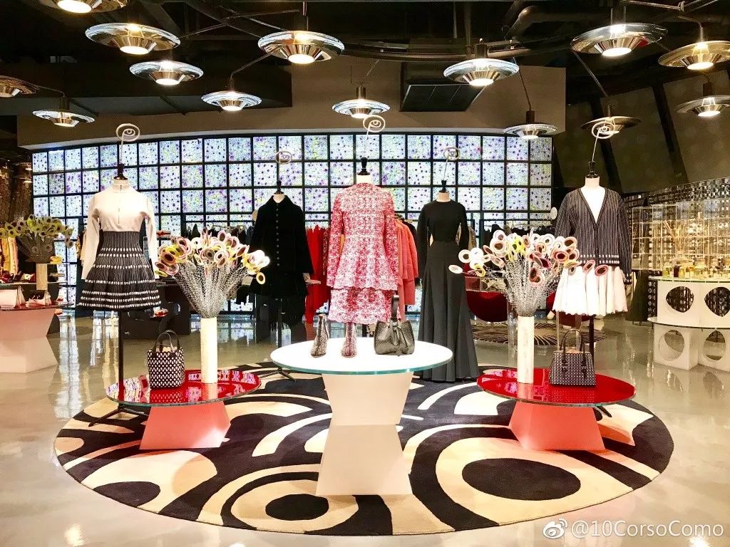 这家店在关门大吉之前YSL还专门为它推出性玩具！连GD也经常去逛~