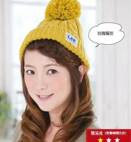 冬季戴帽子发型扎法,戴帽子发型这样搞温暖又好看