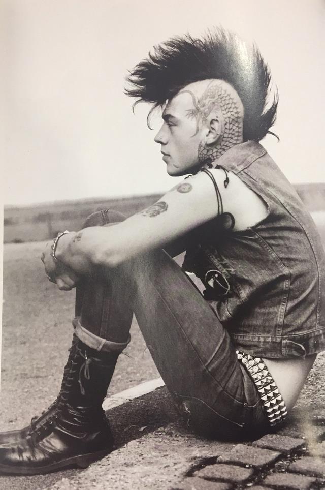 怎么选择一双合适的马丁靴,一双马丁靴的搭配