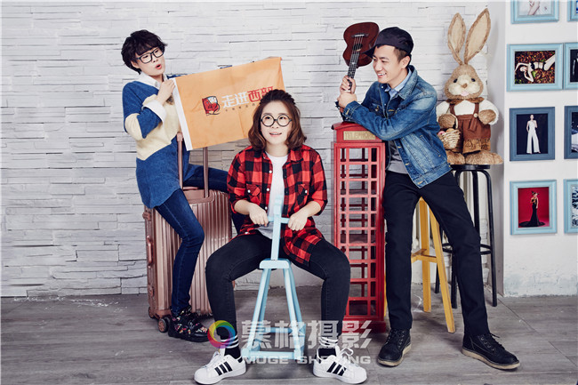 医院团队拍照的姿势大全,30人团队集体照拍照姿势大全