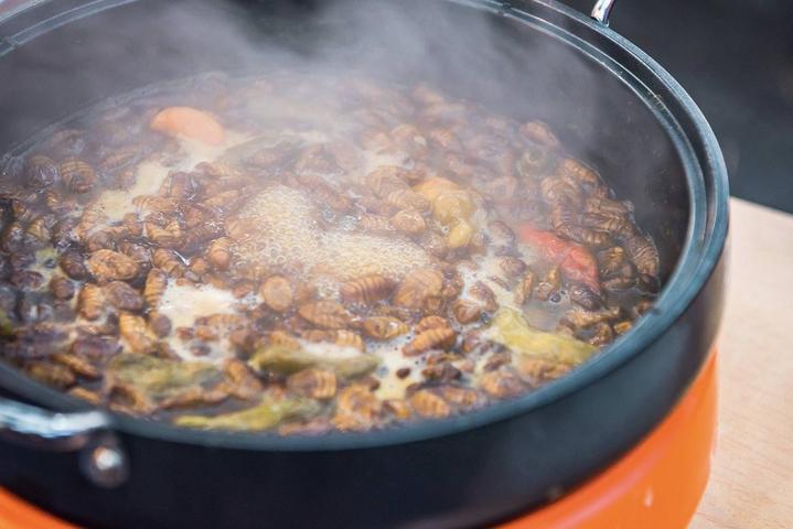 这里是韩国最传统的市场，不仅有美食还有免税店