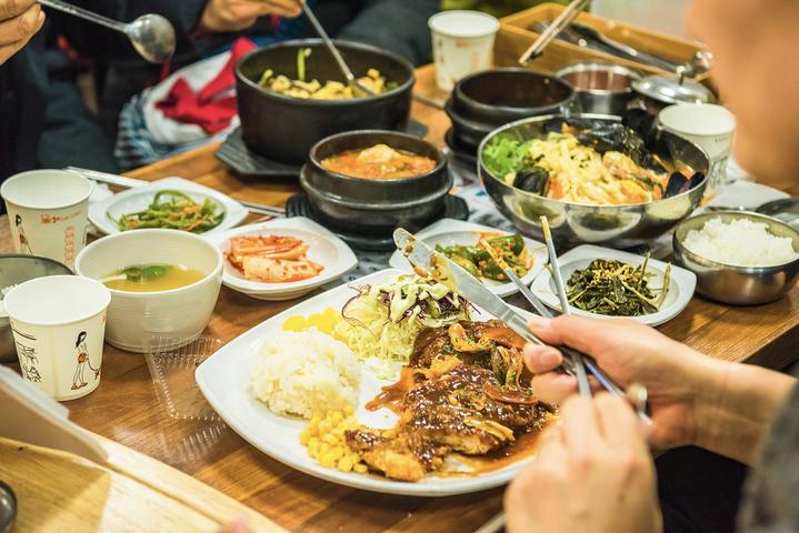 这里是韩国最传统的市场，不仅有美食还有免税店