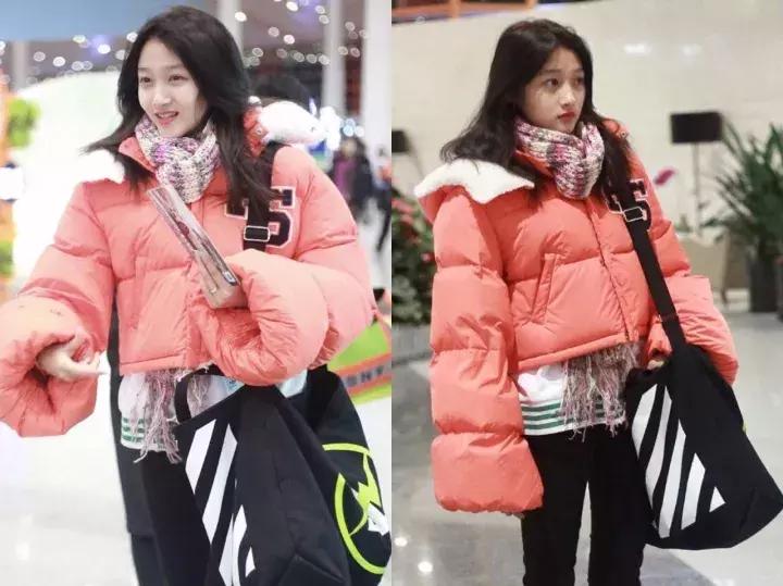 林允穿3万块的羽绒服机场凹造型,网友吐槽:这是穿了件被子吧?